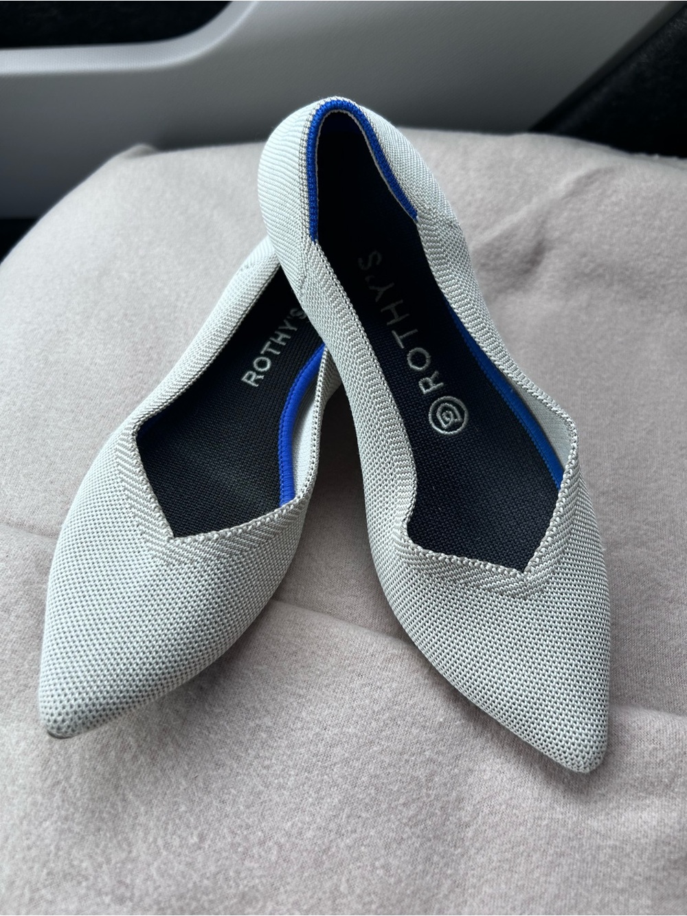 Rothy's Pointed Knit Flats in beige with Blue Trim size 7.5
